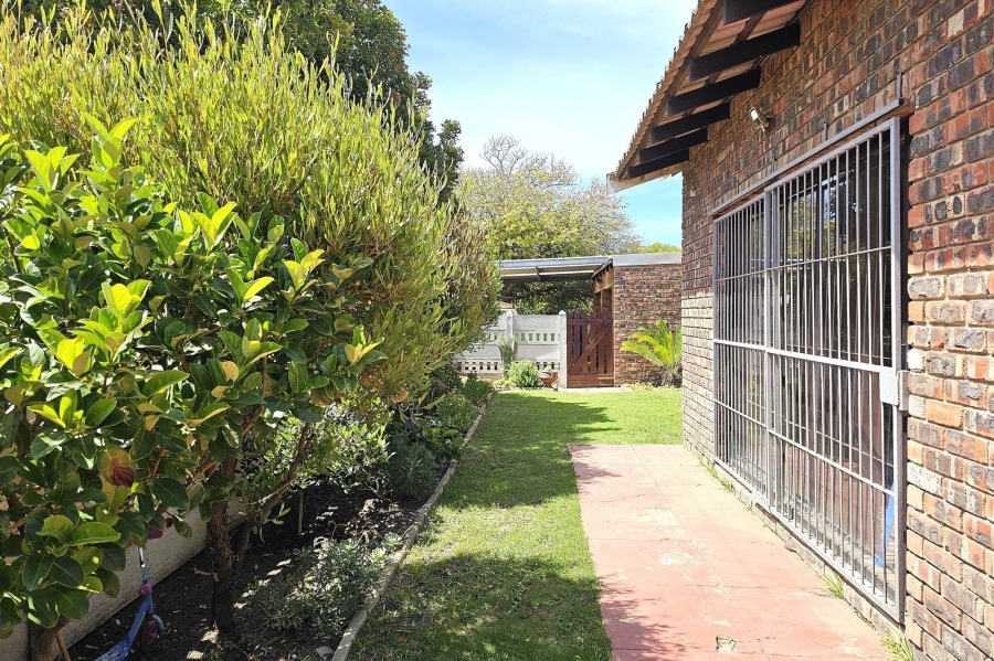 5 Bedroom Property for Sale in Paradise Beach Eastern Cape